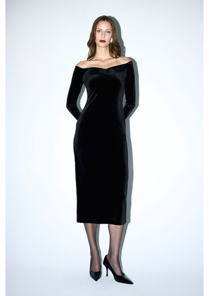 Omuzları Açık Kadife Elbise Siyah 12446046000