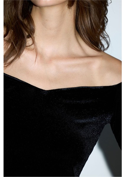 Omuzları Açık Kadife Elbise Siyah 12446046000 modelleri