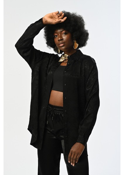 Kadın Siyah Jakarlı Desenli Oversize Gömlek