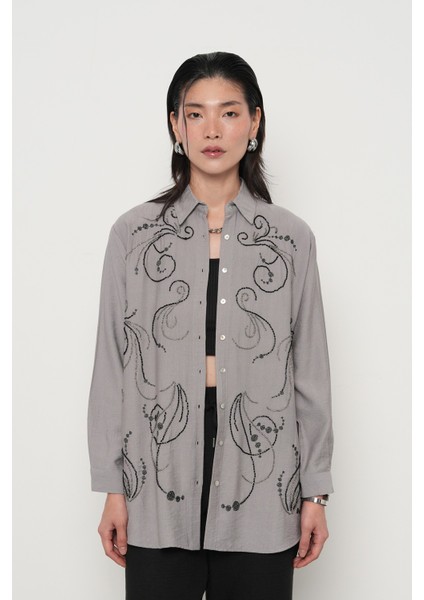 Kadın Önü Boncuk Işlemeli Oversize Kesim Düz Renk Gömlek