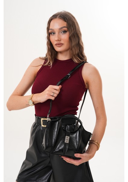 Ekstralı Önü Kilit Detaylı ve Fermuarlı Kadın Omuz Çantası