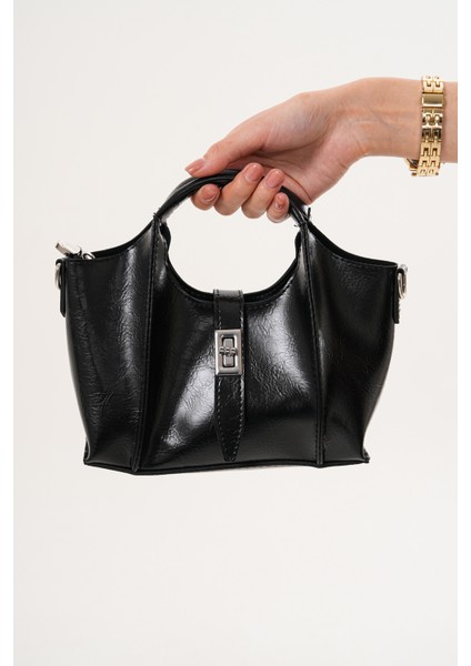 Ekstralı Önü Kilit Detaylı ve Fermuarlı Kadın Omuz Çantası indirimleri