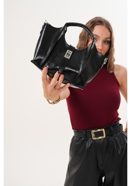 Ekstralı Önü Kilit Detaylı ve Fermuarlı Kadın Omuz Çantası