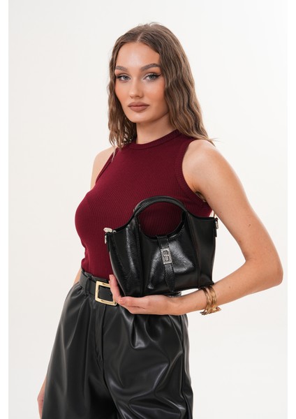 Ekstralı Önü Kilit Detaylı ve Fermuarlı Kadın Omuz Çantası