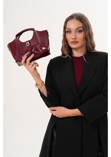 Ekstralı Önü Kilit Detaylı ve Fermuarlı Kadın Omuz Çantası