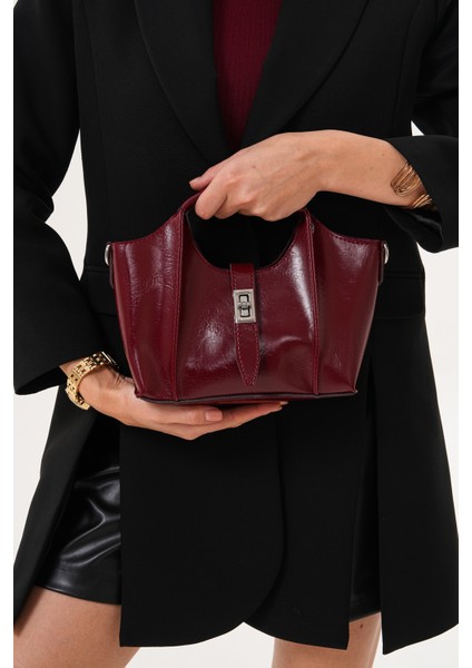 Ekstralı Önü Kilit Detaylı ve Fermuarlı Kadın Omuz Çantası fiyatları