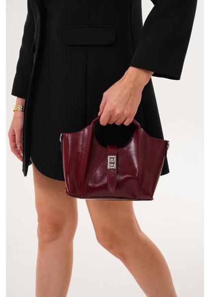 Ekstralı Önü Kilit Detaylı ve Fermuarlı Kadın Omuz Çantası modelleri