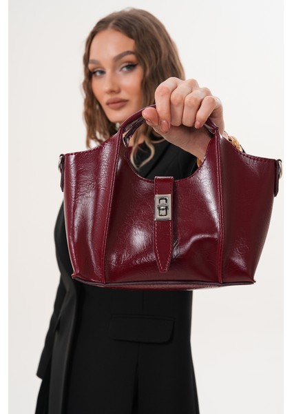 Ekstralı Önü Kilit Detaylı ve Fermuarlı Kadın Omuz Çantası fırsatları