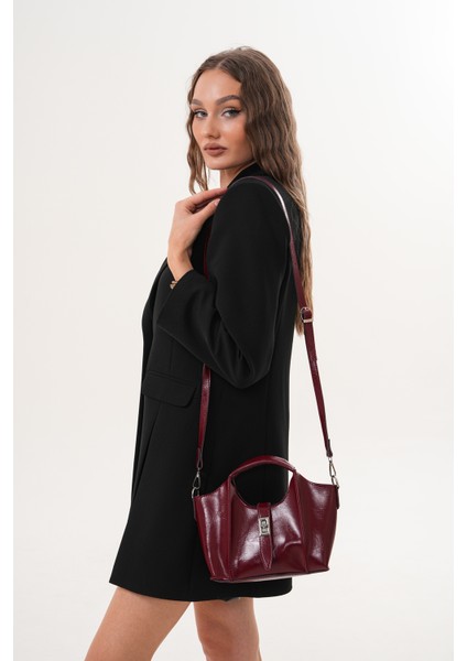 Ekstralı Önü Kilit Detaylı ve Fermuarlı Kadın Omuz Çantası indirimleri