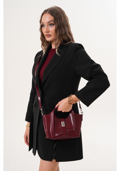 Ekstralı Önü Kilit Detaylı ve Fermuarlı Kadın Omuz Çantası