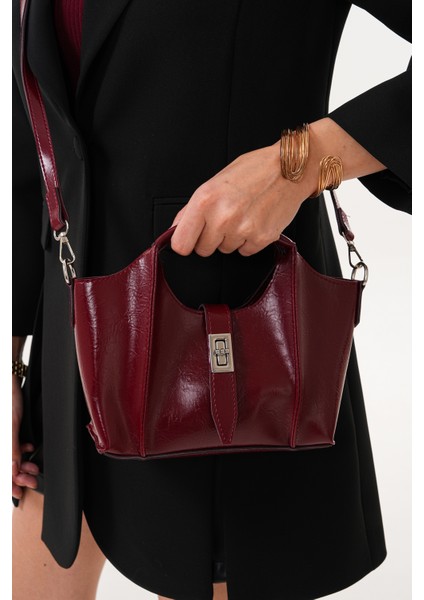 Ekstralı Önü Kilit Detaylı ve Fermuarlı Kadın Omuz Çantası