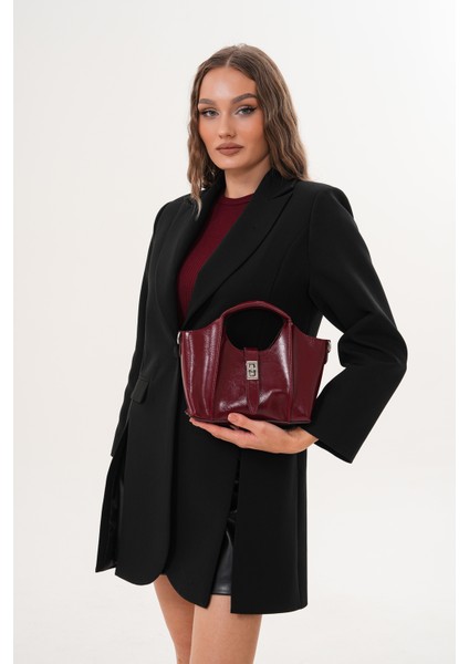 Ekstralı Önü Kilit Detaylı ve Fermuarlı Kadın Omuz Çantası