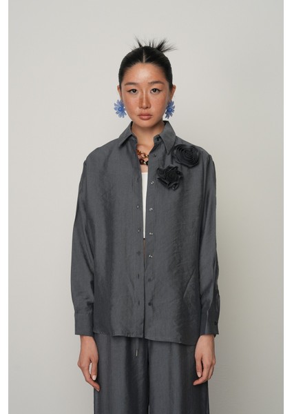 Kadın Önü Çift Gül Işlemeli Düz Renk Gömlek