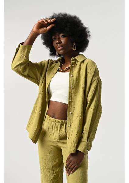 Kadın Düğme Detaylı Kırışık Kumaş Düz Renk Gömlek