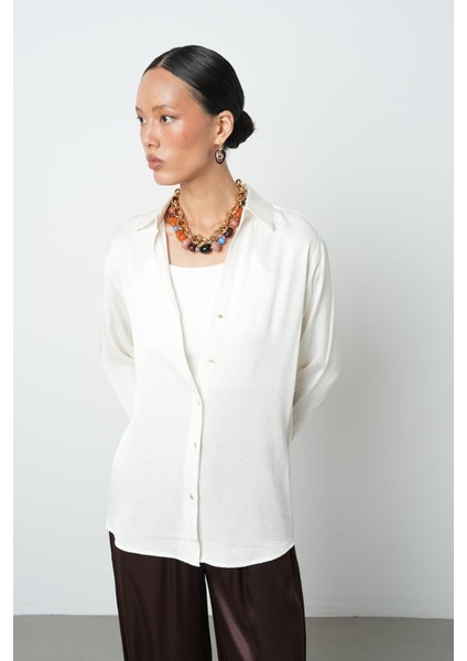 Kadın V Yaka Ekru Renk Altın Düğmeli Gömlek modelleri