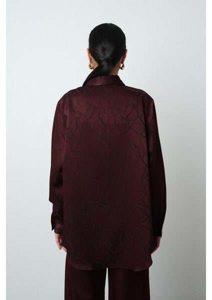 Kadın Bordo Desenli Parlak Kumaş Oversize Kesim Gömlek indirimleri