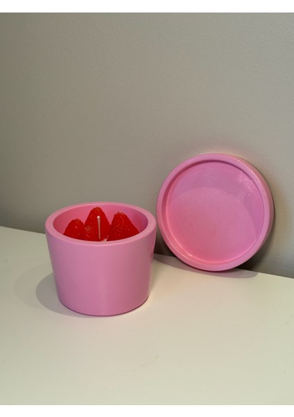 Çilekli Pasta Konseptli Tasarım Mumluk | Kapaklı Soya Mum indirimleri