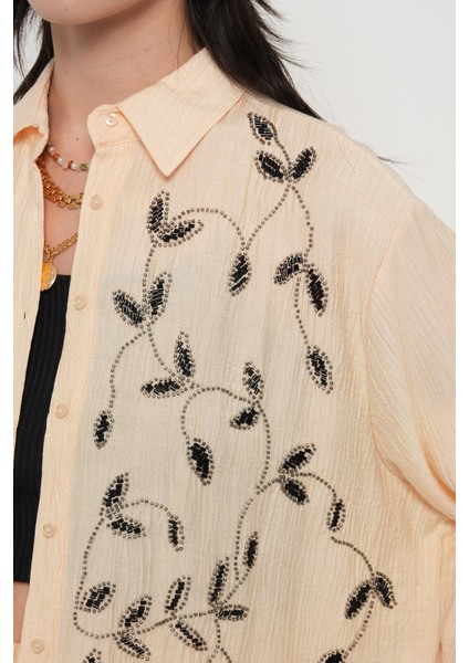 Kadın Önü Taş Nakış Işlemeli Oversize Kesim Gömlek modelleri