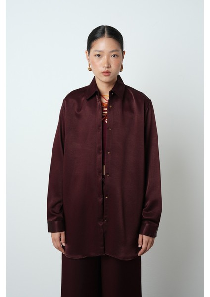 Kadın Düz Renk Parlak Kumaş Oversize Kesim Gömlek