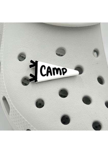 Terlik Süsü ve Aksesuarı , Çanta Süsü – Jibbitz 3D Camp Yazılı Üçgen Bayrak Görsel Logo Aksesuar