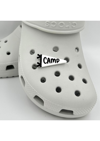 Terlik Süsü ve Aksesuarı , Çanta Süsü – Jibbitz 3D Camp Yazılı Üçgen Bayrak Görsel Logo Aksesuar fiyatları