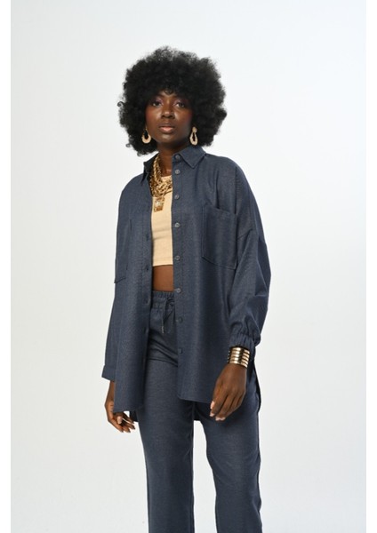 Kadın Çift Cepli Düz Renk Kolları Büzgülü Oversize Kesim Gömlek