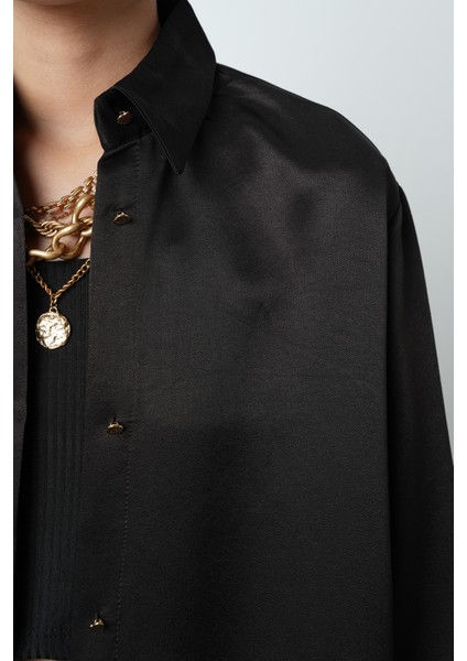 Kadın Düz Renk Parlak Kumaş Oversize Kesim Gömlek modelleri