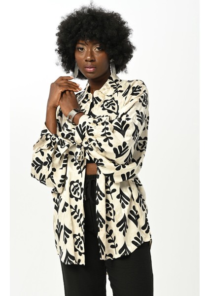 Kadın Karışık Desenli Siyah Beyaz Kolları Bağlamalı Oversize Kesim Gömlek