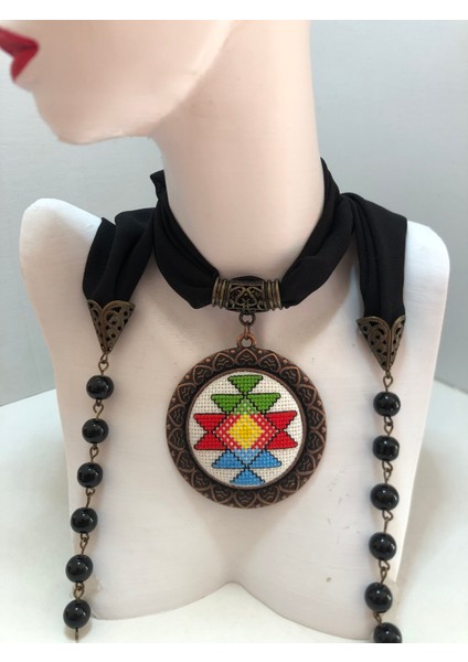 Kanaviçe Işlemeli Fular Kolye fiyatları