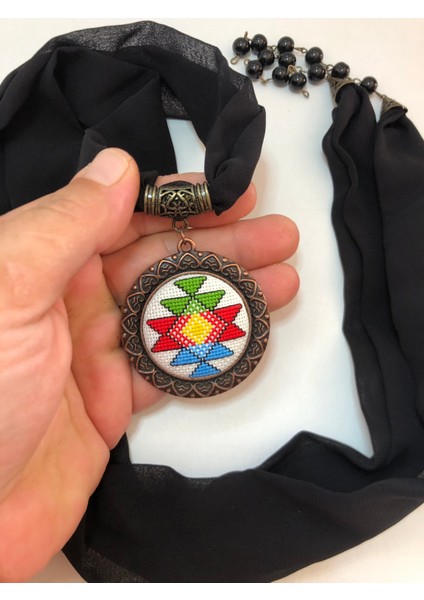 Kanaviçe Işlemeli Fular Kolye fırsatları