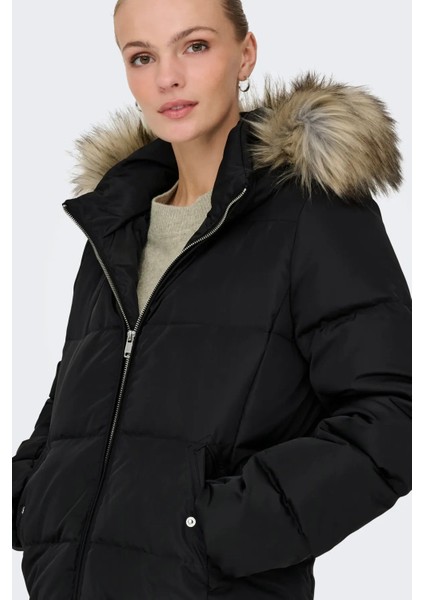 Kadın Kapüşonu Kürklü Mont 15349780 Siyah modelleri