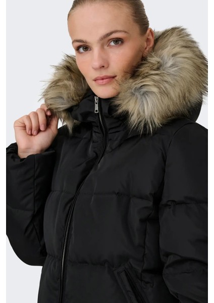 Kadın Kapüşonu Kürklü Mont 15349780 Siyah fırsatları