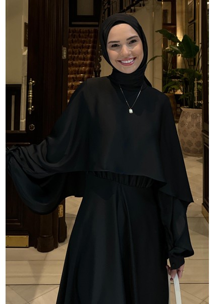 Pelerinli Elbise Siyah