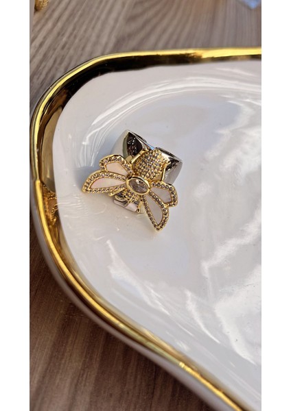 Ihtişamın Zarif Dokunuşu: Kelebek Motifli Lüks Yüzük