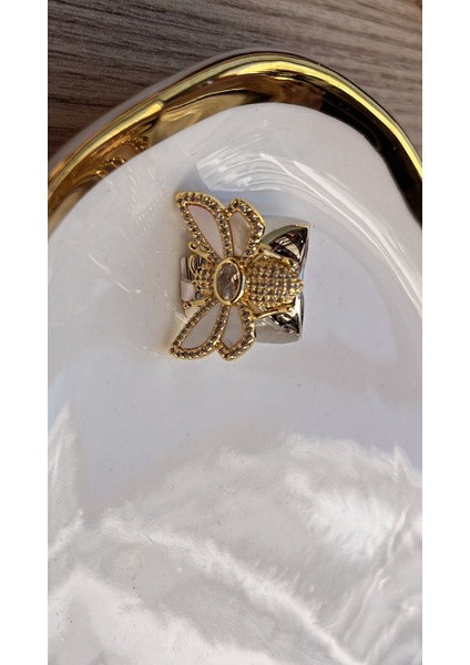Ihtişamın Zarif Dokunuşu: Kelebek Motifli Lüks Yüzük fiyatları