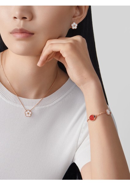 Van Cleef & Arpels Uğur Böcekleri ve Çiçek Motifleriyle Şanslı Bahar Bilekliği, 5 Motif Yonca 925 Ayar Gümüş, Karnelyan, Oniks, Sedef Taşlı fiyatları