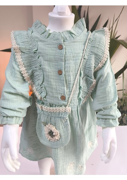 Uzun Kollu Dantel Detaylı Otantik Müslin Çantalı Kız Çocuk Elbisesi