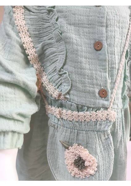 Uzun Kollu Dantel Detaylı Otantik Müslin Çantalı Kız Çocuk Elbisesi