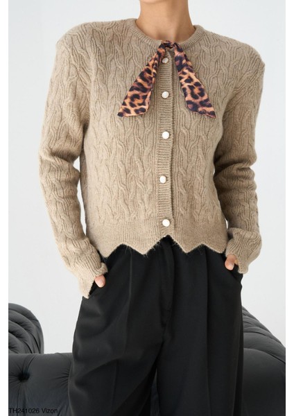 Bisiklet Yaka Leopar Fular Detaylı Örgü Hırka