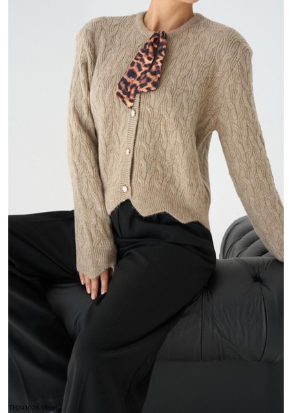 Bisiklet Yaka Leopar Fular Detaylı Örgü Hırka fiyatları