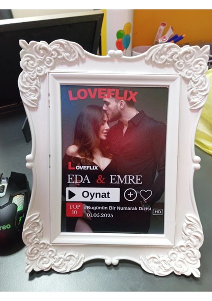 Loveflıx Temalı Kişiye Özel Çift Tasarımı – Siyah & Beyaz Barok Desenli Çerçeve fırsatları