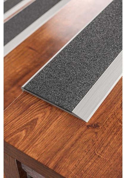 | 150 cm | Kaydırmaz Aluminyum Basamak Köşe Profili (7 cm Genişlik x 1.9 cm Yükseklik x 1.5 metre Uzunluk, Siyah) fırsatları