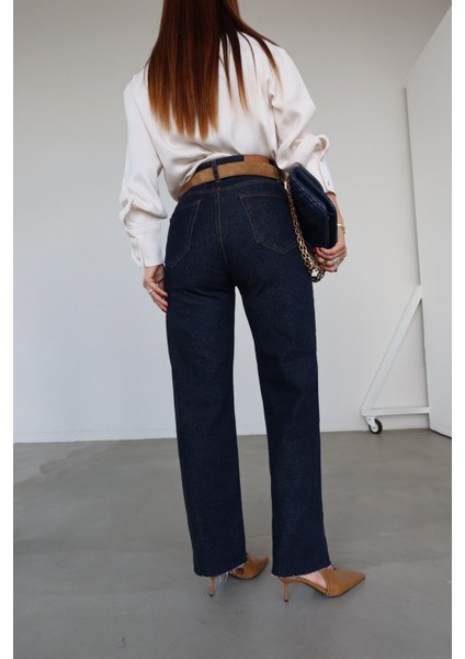 Paçası Lazer Kesimli Straight Fit Jean fırsatları