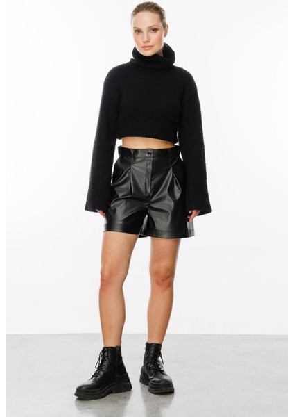 Düğme Detaylı Yüksek Bel Deri Şort-Siyah