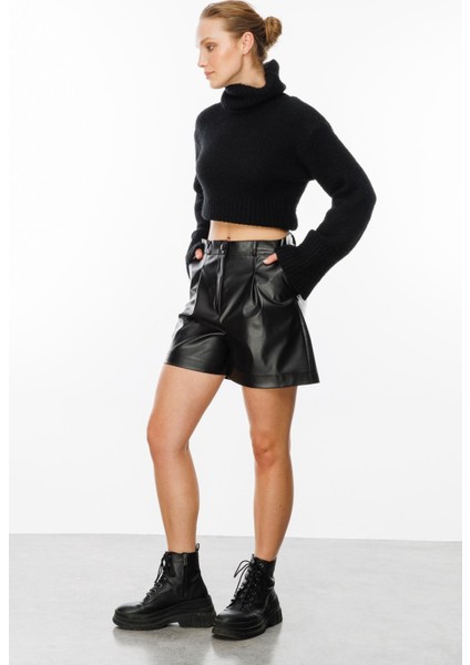 Düğme Detaylı Yüksek Bel Deri Şort-Siyah fırsatları