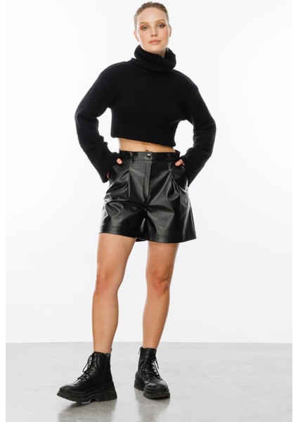 Düğme Detaylı Yüksek Bel Deri Şort-Siyah indirimleri