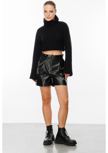 Düğme Detaylı Yüksek Bel Deri Şort-Siyah
