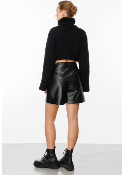 Düğme Detaylı Yüksek Bel Deri Şort-Siyah