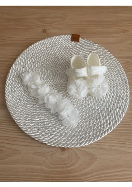 Beyaz Lazer Çiçek Süslemeli Bandana ve Incili Kurdele Patik Takımı