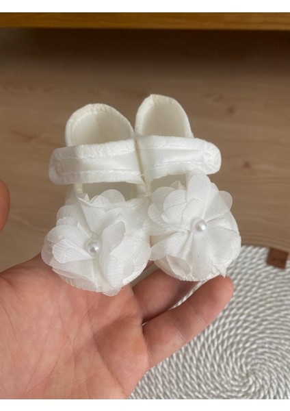 Beyaz Lazer Çiçek Süslemeli Bandana ve Incili Kurdele Patik Takımı fiyatları